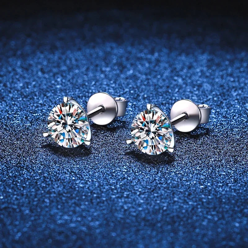 0,3 - 0,8 CT D Color 3-Claw Stud Earrings