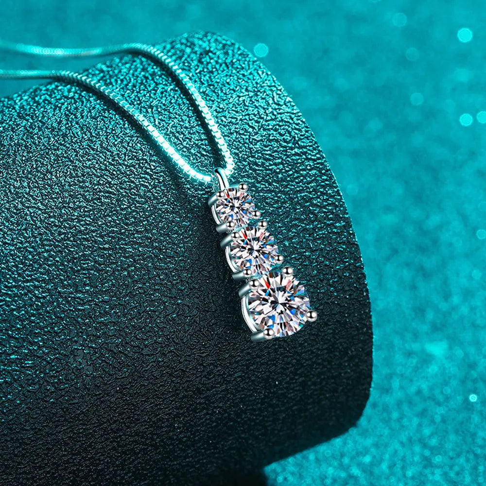 1,8 CT 3-Stone Pendant Necklace