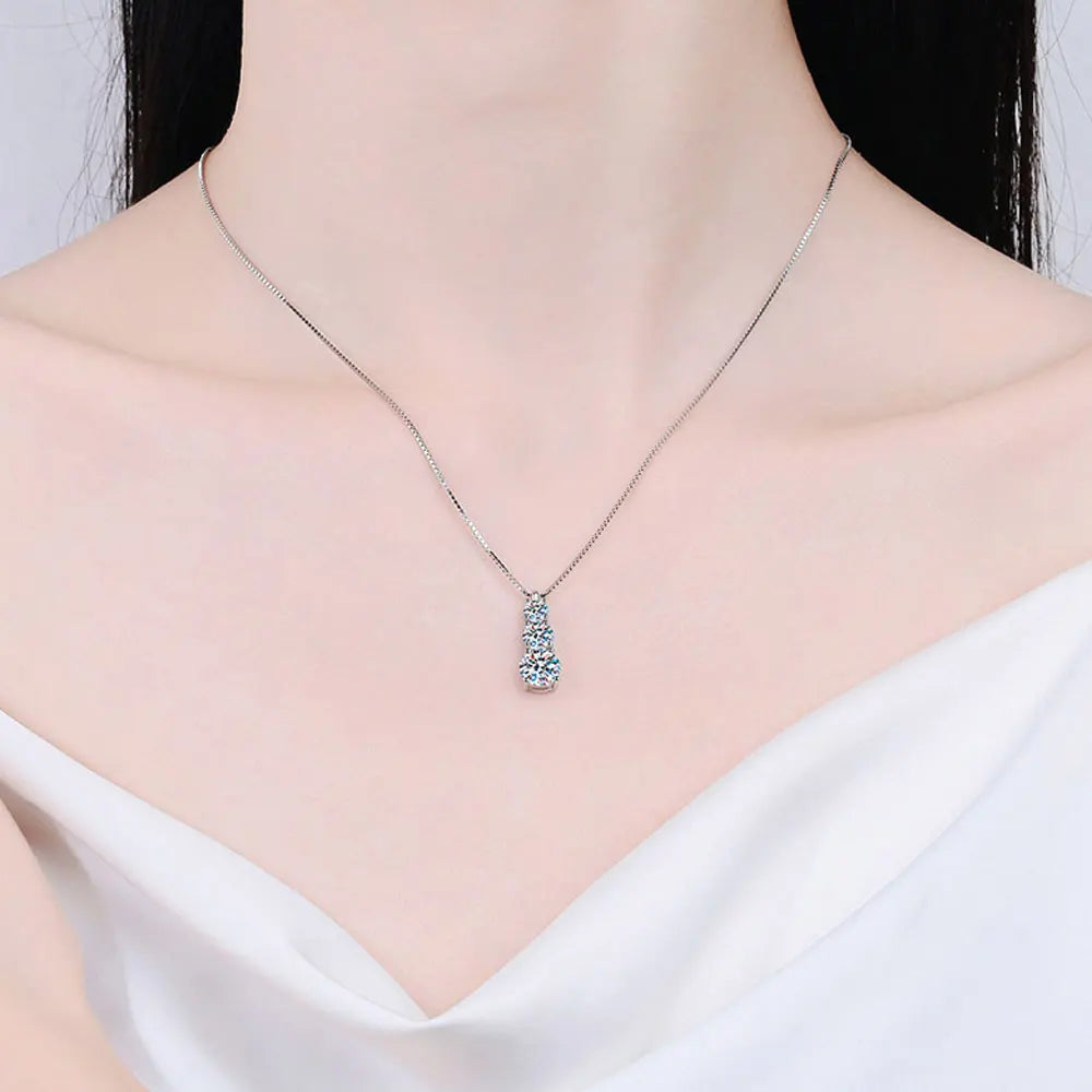 1,8 CT 3-Stone Pendant Necklace
