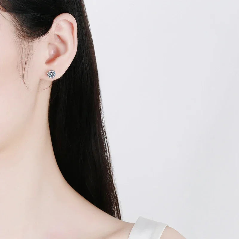 0,3 - 0,8 CT D Color 3-Claw Stud Earrings