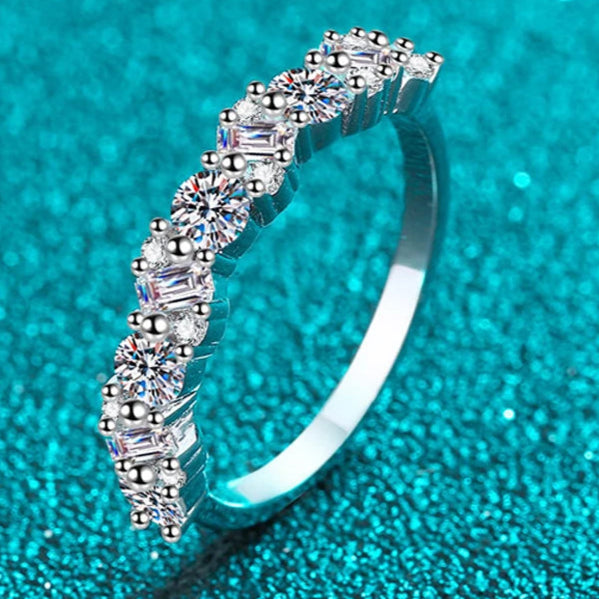 0.9 CT Ring – Emerald/Round Cut Half Eternity