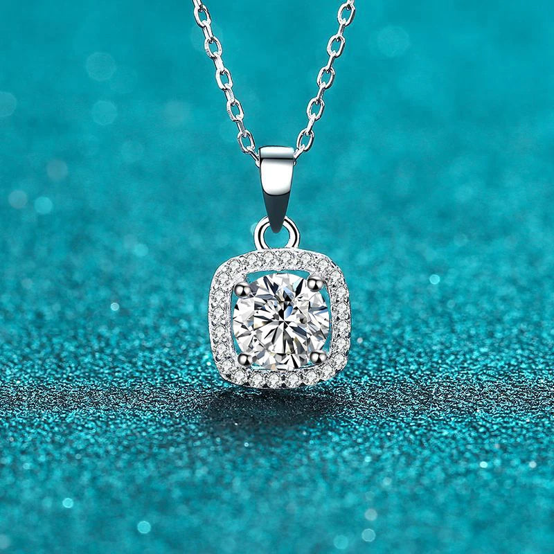 2CT D VVS1 Pendant Necklace