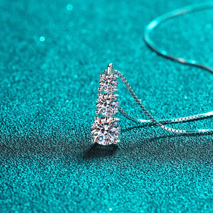1,8 CT 3-Stone Pendant Necklace