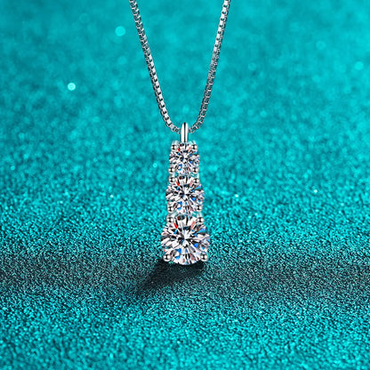 1,8 CT 3-Stone Pendant Necklace