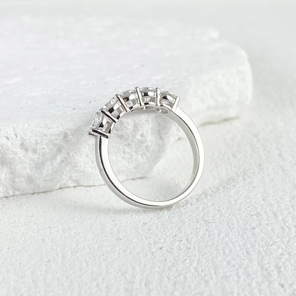 1,5 CT 5 Stone Ring