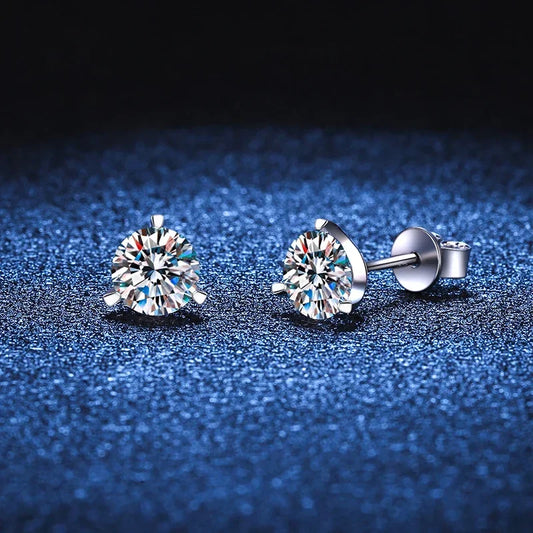0,3 - 0,8 CT D Color 3-Claw Stud Earrings